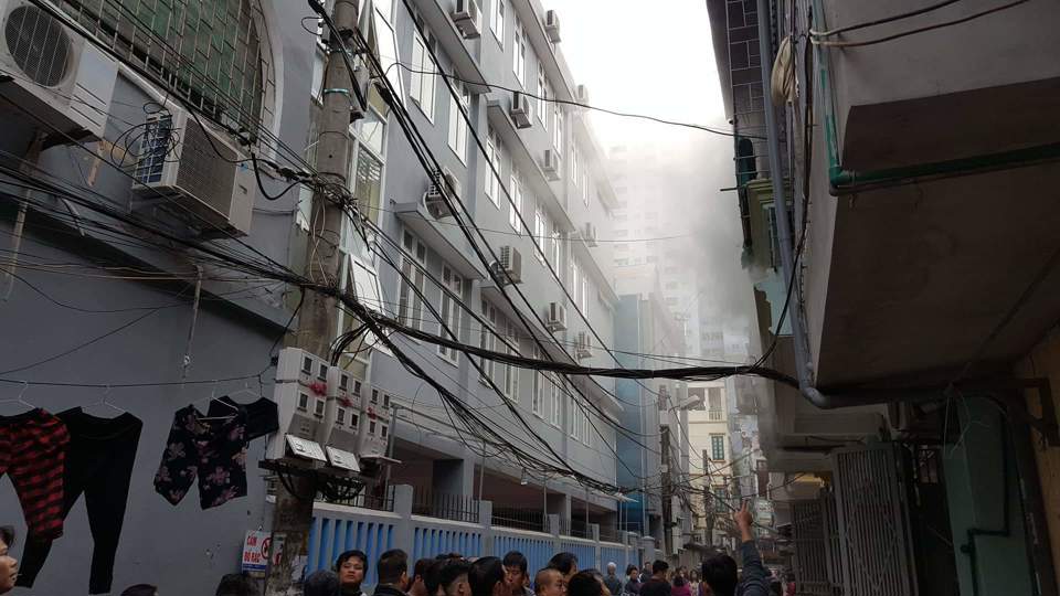 Cháy nhà 2 tầng ở Hà Đông, người dân phá cửa cứu nam thanh niên ngạt khói - Ảnh 3