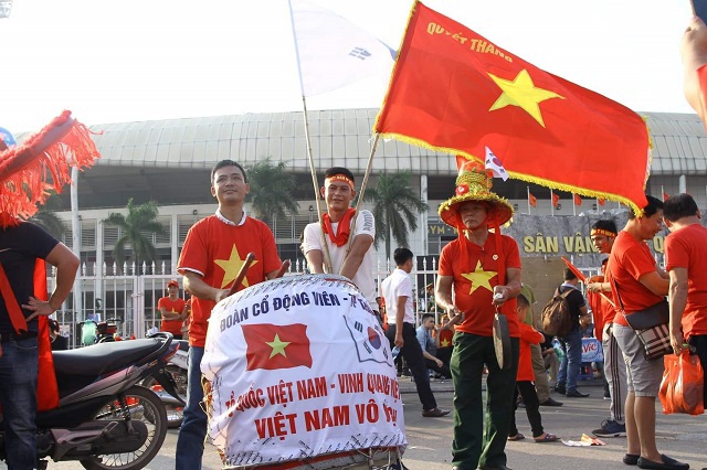 Ngắm dàn hotgirl “đổ xô” về Mỹ Đình tiếp sức cho đội tuyển Việt Nam - Ảnh 12
