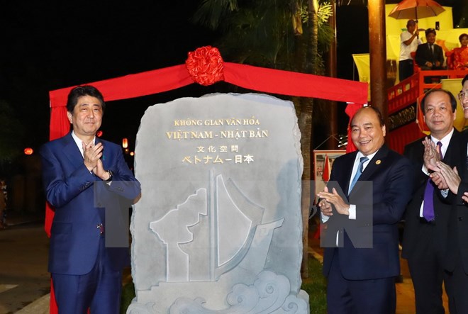 Thủ tướng Nguyễn Xuân Phúc và Thủ tướng Abe tham quan phố cổ Hội An - Ảnh 1