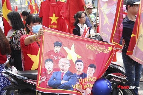 Sân Thống Nhất rực sắc đỏ đón các cầu thủ U23 Việt Nam - Ảnh 3