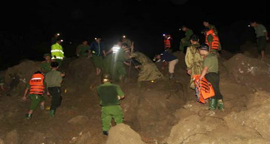 Lở đất kinh hoàng khiến 18 người bị vùi lấp, ít nhất 6 người chết ở Hòa Bình - Ảnh 1