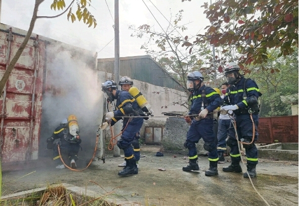 Công an Hà Nội: 120 cán bộ chiến sỹ được tập huấn chuyên sâu về chữa cháy, cứu nạn - Ảnh 3