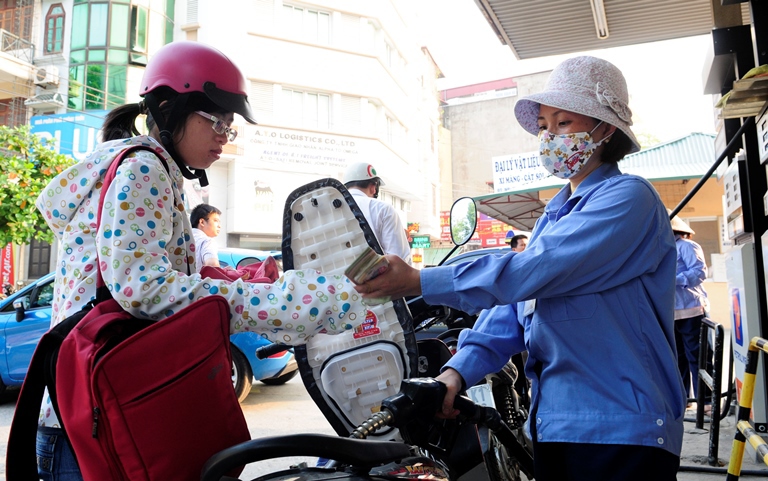 Tăng thuế bảo vệ môi trường với xăng dầu: Hiệu ứng tiêu cực lên giá cước vận tải - Ảnh 1