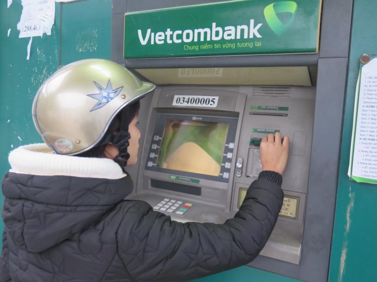 Ngân hàng tìm cách chống nghẽn ATM - Ảnh 1