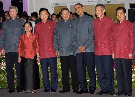 Trang phục truyền thống của các nước chủ nhà APEC những năm qua - Ảnh 16