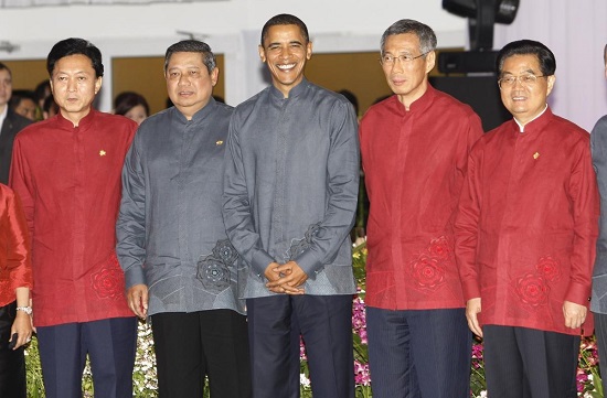 Trang phục truyền thống của các nước chủ nhà APEC những năm qua - Ảnh 15