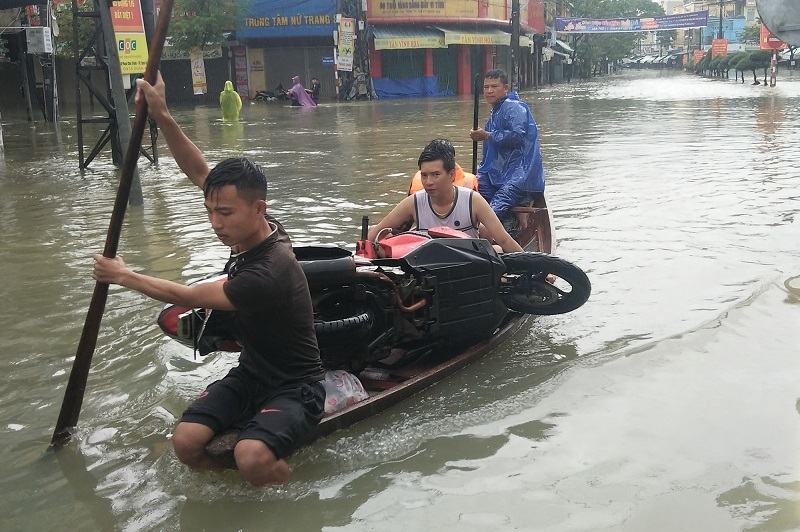 [Ảnh] Trận lụt 20 năm mới tái hiện tại Tam Kỳ, Quảng Nam - Ảnh 9