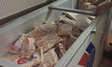 Phát hiện kho hàng chứa 5 tấn sụn gà, lòng lợn… bốc mùi - Ảnh 4