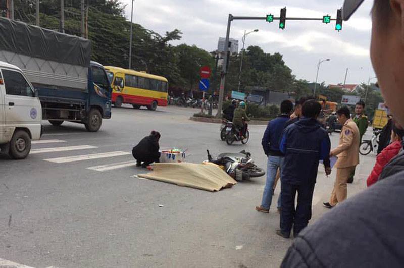 Xe máy va chạm ô tô khách, một người tử vong trên đường Lê Trọng Tấn - Ảnh 1