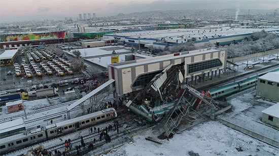 Số người thiệt mạng tăng nhanh trong vụ tai nạn tàu cao tốc tại Thổ Nhĩ Kỳ - Ảnh 2