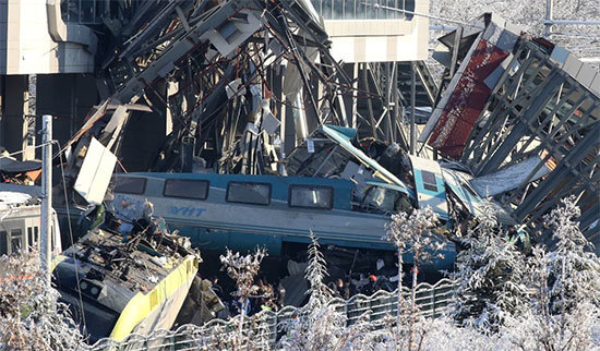 Số người thiệt mạng tăng nhanh trong vụ tai nạn tàu cao tốc tại Thổ Nhĩ Kỳ - Ảnh 1