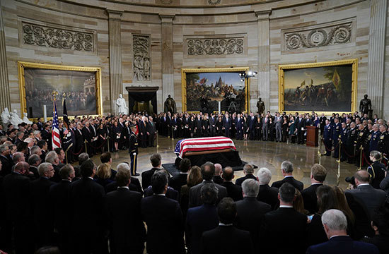 [Ảnh] Nước Mỹ cùng ngồi lại trước linh cữu cựu Tổng thống George Bush - Ảnh 4