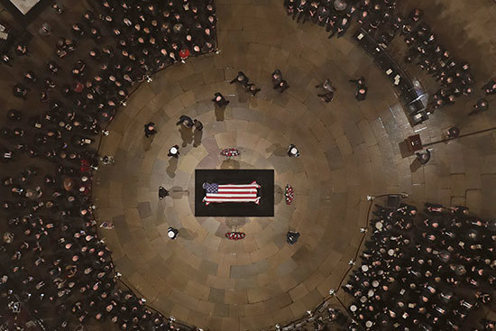 [Ảnh] Nước Mỹ cùng ngồi lại trước linh cữu cựu Tổng thống George Bush - Ảnh 5