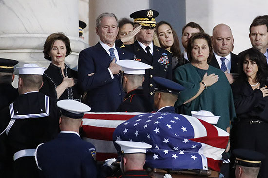 [Ảnh] Nước Mỹ cùng ngồi lại trước linh cữu cựu Tổng thống George Bush - Ảnh 2