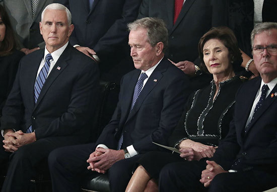 [Ảnh] Nước Mỹ cùng ngồi lại trước linh cữu cựu Tổng thống George Bush - Ảnh 7