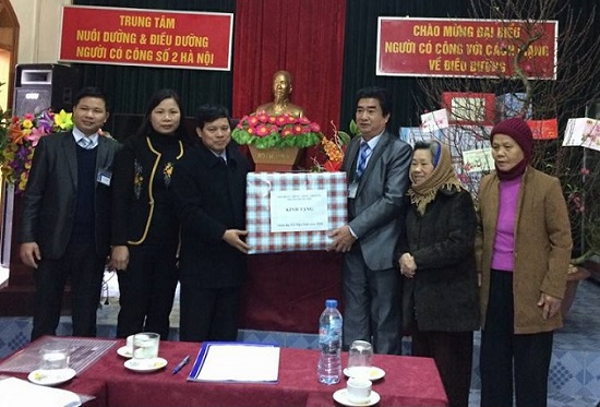 Phó Chủ tịch UBND TP Ngô Văn Quý tặng quà Tết người có công huyện Ứng Hòa - Ảnh 1