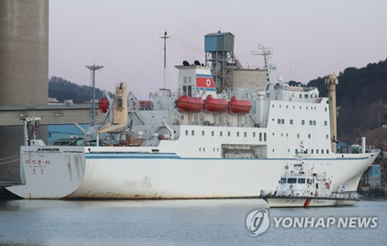 Triều Tiên đề nghị Hàn Quốc cấp dầu cho tàu Mangyongbong-92 chở đoàn nghệ thuật - Ảnh 1
