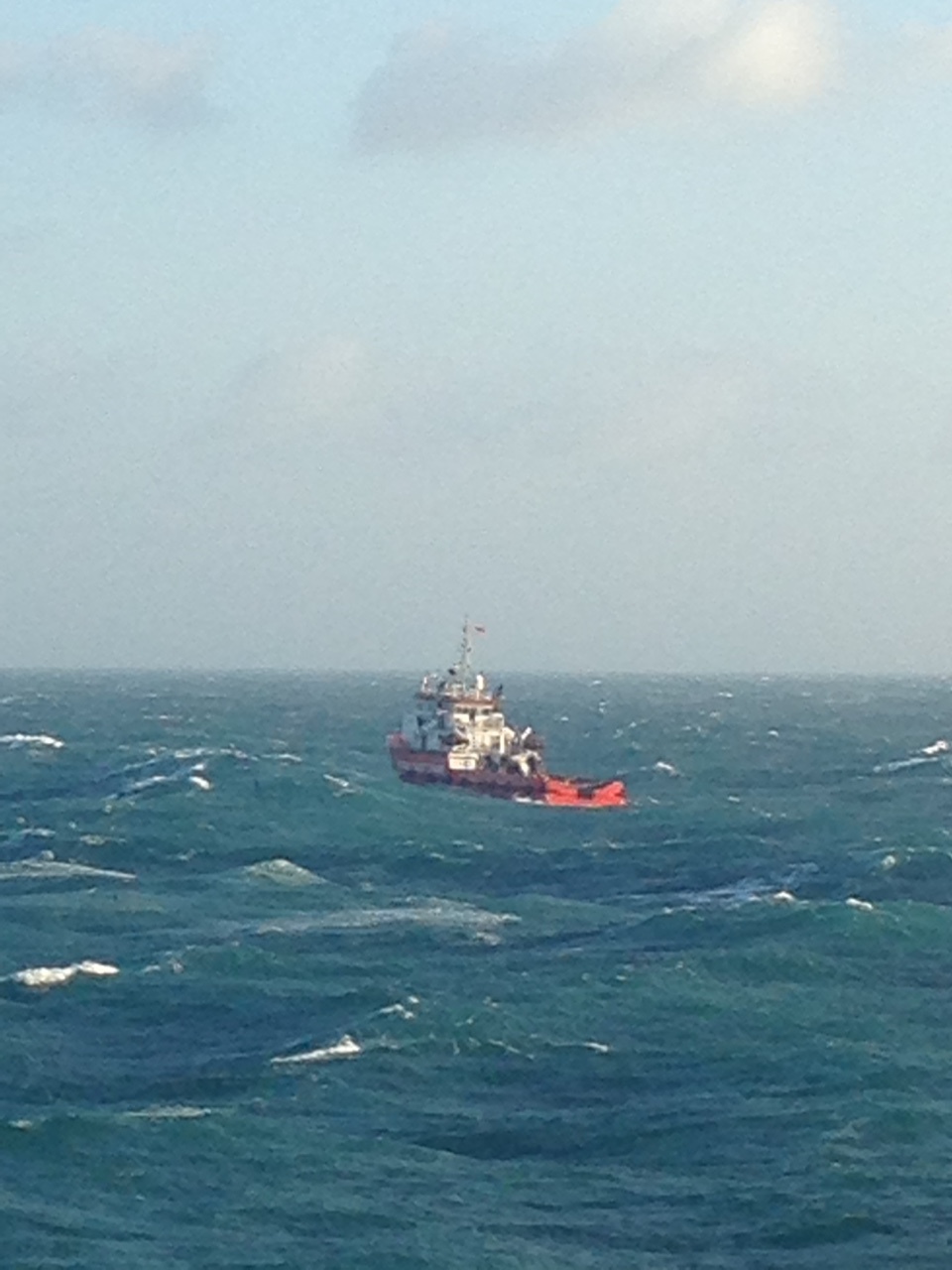 PVEP hỗ trợ cứu nạn an toàn cho 12 ngư dân - Ảnh 2