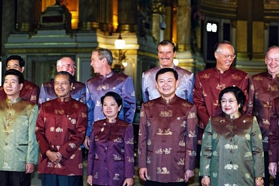 Trang phục truyền thống của các nước chủ nhà APEC những năm qua - Ảnh 8
