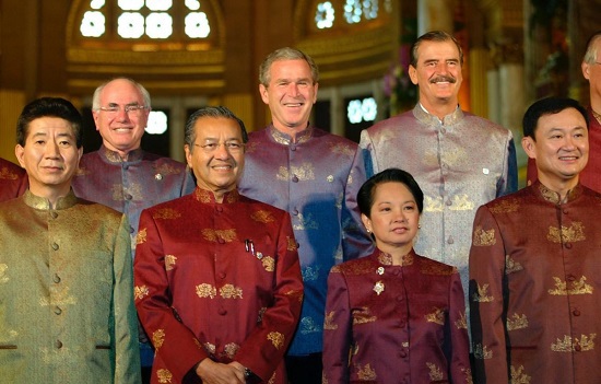 Trang phục truyền thống của các nước chủ nhà APEC những năm qua - Ảnh 7