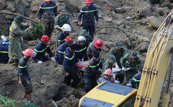 Thiệt hại nặng nề do mưa lũ, 80 người chết, vẫn còn nhiều xã bị cô lập - Ảnh 1