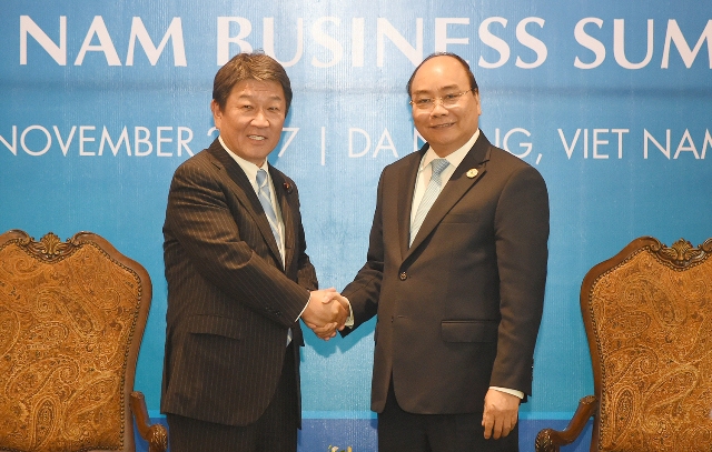 Thủ tướng Nguyễn Xuân Phúc tiếp Bộ trưởng Tái thiết kinh tế Nhật Bản - Ảnh 1