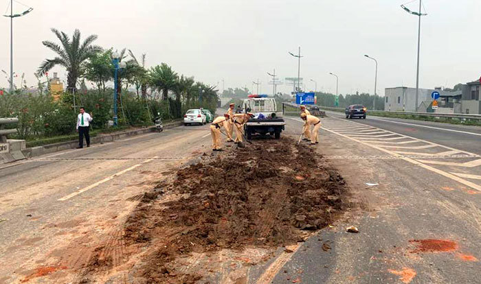 Hà Nội: Tránh đống bùn đất, 4 xe ô tô đâm liên hoàn gần Sân bay Nội Bài - Ảnh 2