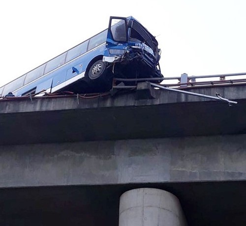 Sau tai nạn, xe khách nằm chênh vênh trên lan can cầu Thanh Trì - Ảnh 2