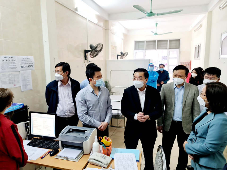 Chủ tịch UBND TP Chu Ngọc Anh kiểm tra khu điều trị F0 thể nhẹ và trạm y tế lưu động tại “điểm nóng” quận Đống Đa - Ảnh 2