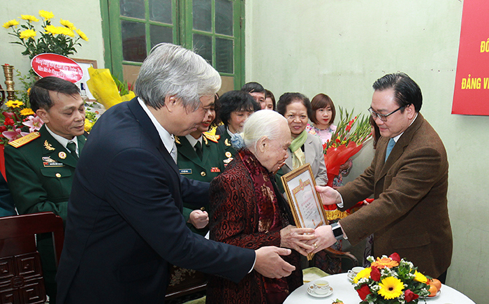 Đồng chí Ngô Duy Liên nhận Huy hiệu 80 năm tuổi Đảng - Ảnh 2