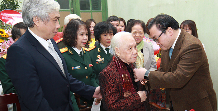 Đồng chí Ngô Duy Liên nhận Huy hiệu 80 năm tuổi Đảng - Ảnh 1