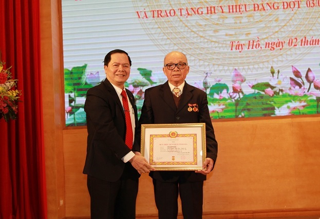 Phó Bí thư Thường trực Thành ủy trao Huy hiệu Đảng cho đảng viên quận Tây Hồ - Ảnh 2