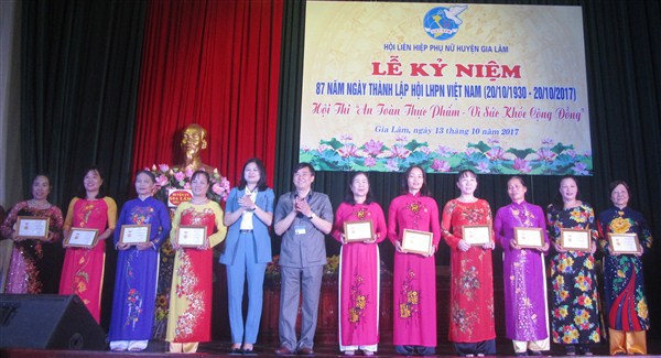 Huyện Gia Lâm trao kỷ niệm chương “Vì sự phát triển của phụ nữ” - Ảnh 1