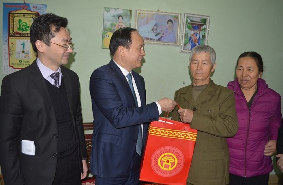 Phó Chủ tịch Thường trực HĐND TP Nguyễn Ngọc Tuấn chúc Tết các gia đình chính sách quận Tây Hồ - Ảnh 2