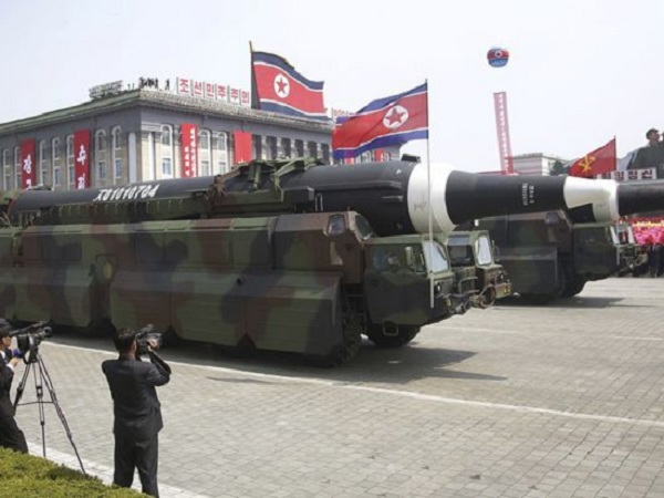 [Video] Triều Tiên khoe tên lửa đạn đạo liên lục địa trong cuộc diễu binh trước thềm Olympics - Ảnh 1