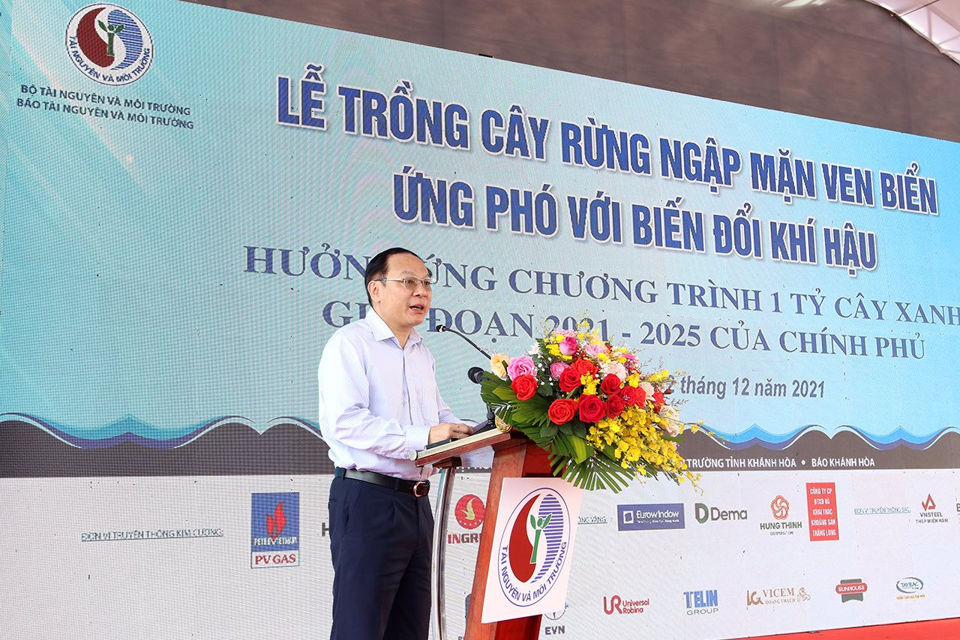 Bộ TN&MT và tỉnh Khánh Hòa ra quân trồng cây rừng ngập mặn ứng phó biến đổi khí hậu - Ảnh 1