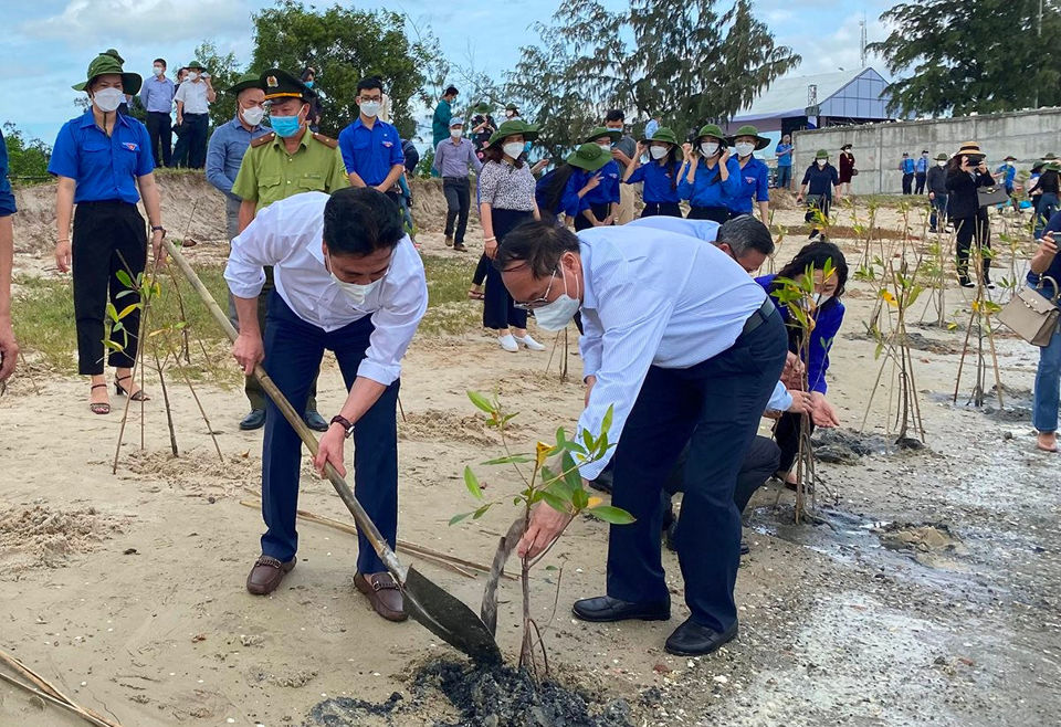 Bộ TN&MT và tỉnh Khánh Hòa ra quân trồng cây rừng ngập mặn ứng phó biến đổi khí hậu - Ảnh 5