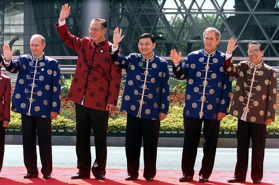 Trang phục truyền thống của các nước chủ nhà APEC những năm qua - Ảnh 9