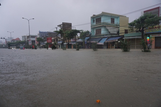 Mưa lớn kéo dài, Đà Nẵng chìm trong biển nước - Ảnh 1