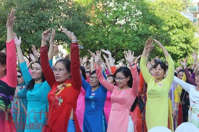 Dàn sao Việt cùng 3.000 người mặc áo dài trên phố đi bộ Nguyễn Huệ - Ảnh 2