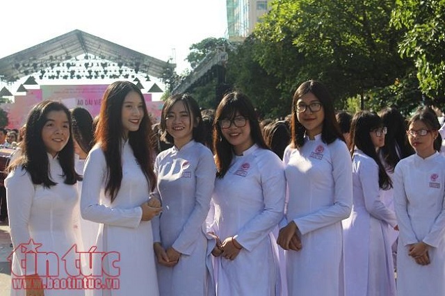 Dàn sao Việt cùng 3.000 người mặc áo dài trên phố đi bộ Nguyễn Huệ - Ảnh 8