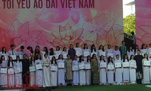 Dàn sao Việt cùng 3.000 người mặc áo dài trên phố đi bộ Nguyễn Huệ - Ảnh 7