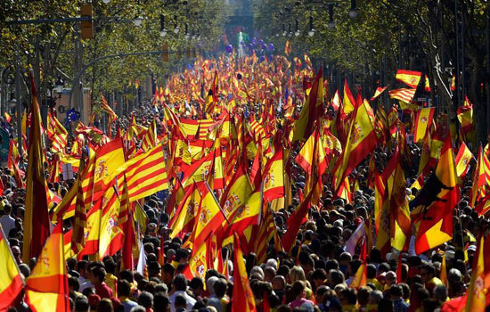 Hàng trăm nghìn người Tây Ban Nha tuần hành phản đối Catalonia tuyên bố độc lập - Ảnh 2