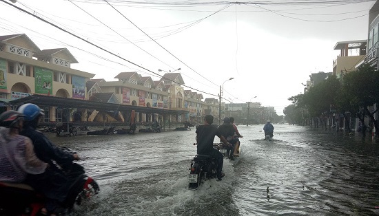 Các thành phố miền Trung ngổn ngang trong bão Damrey - Ảnh 18
