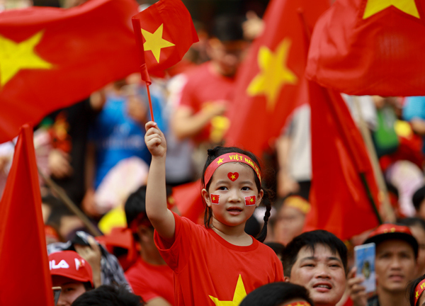 Sân Thống Nhất rực sắc đỏ đón các cầu thủ U23 Việt Nam - Ảnh 4