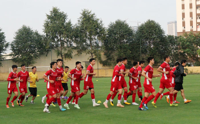 Đội tuyển Việt Nam đón vị khách đặc biệt trong buổi tập đầu tiên trước bán kết lượt về - Ảnh 5
