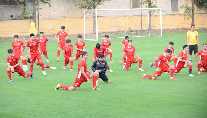 Đội tuyển Việt Nam đón vị khách đặc biệt trong buổi tập đầu tiên trước bán kết lượt về - Ảnh 2