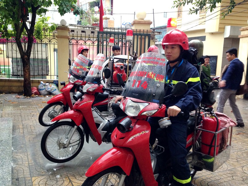 Xe máy chữa cháy: Giải pháp cho các ngõ nhỏ ở Hà Nội - Ảnh 1