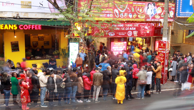 Hà Nội: Người dân xếp hàng trong mưa lạnh chờ mua vàng ngày vía Thần tài - Ảnh 10