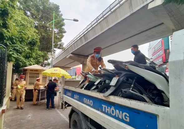CSGT ngăn chặn “ma men” lái xe, gìn giữ an toàn giao thông Thủ đô dịp cận Tết - Ảnh 2